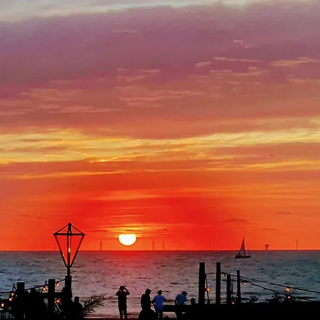 Bluebeach Scheveningen Bed & Breakfast *